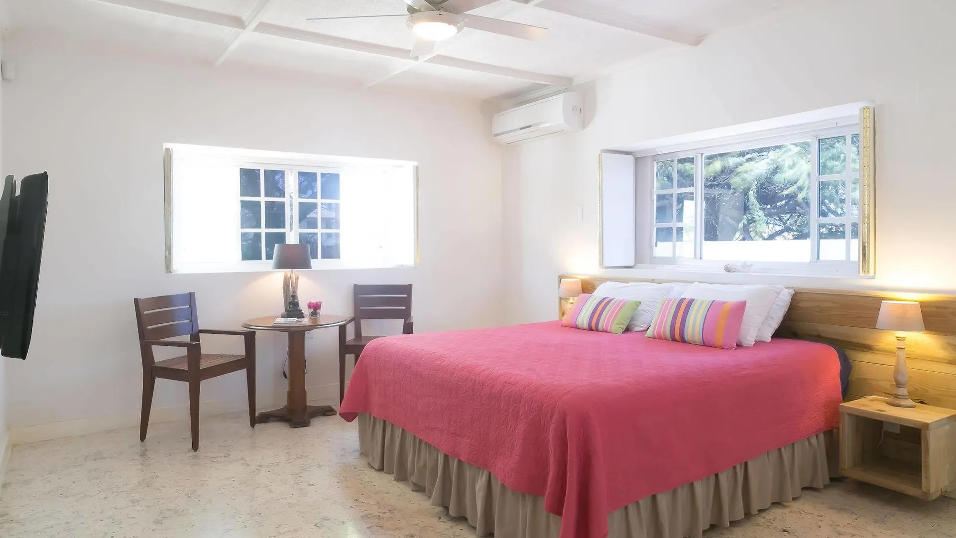 Pauline'S Apartments Palm Beach